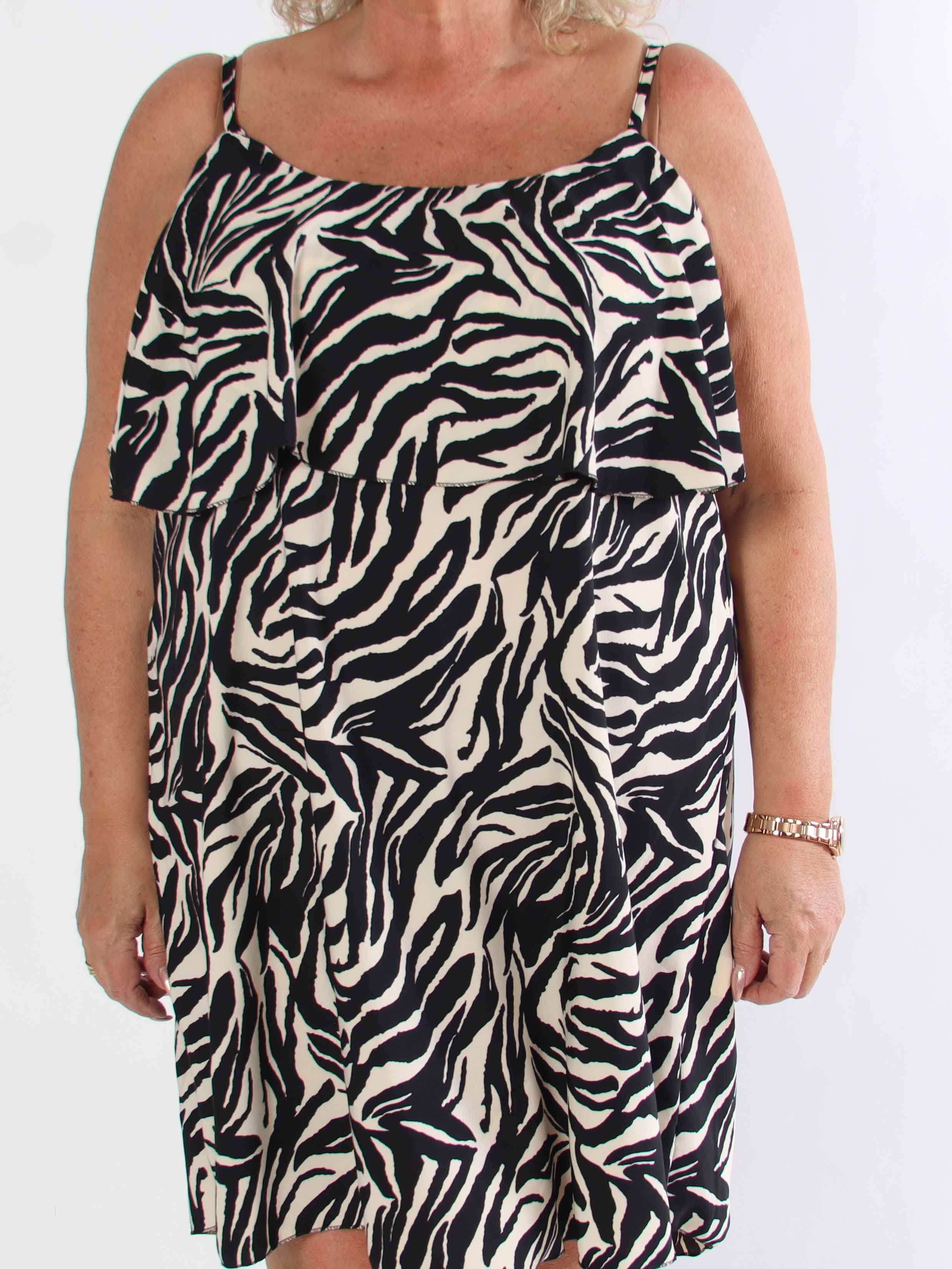 Elodie - Plus size sommarklänning i djurmönster med volang kant